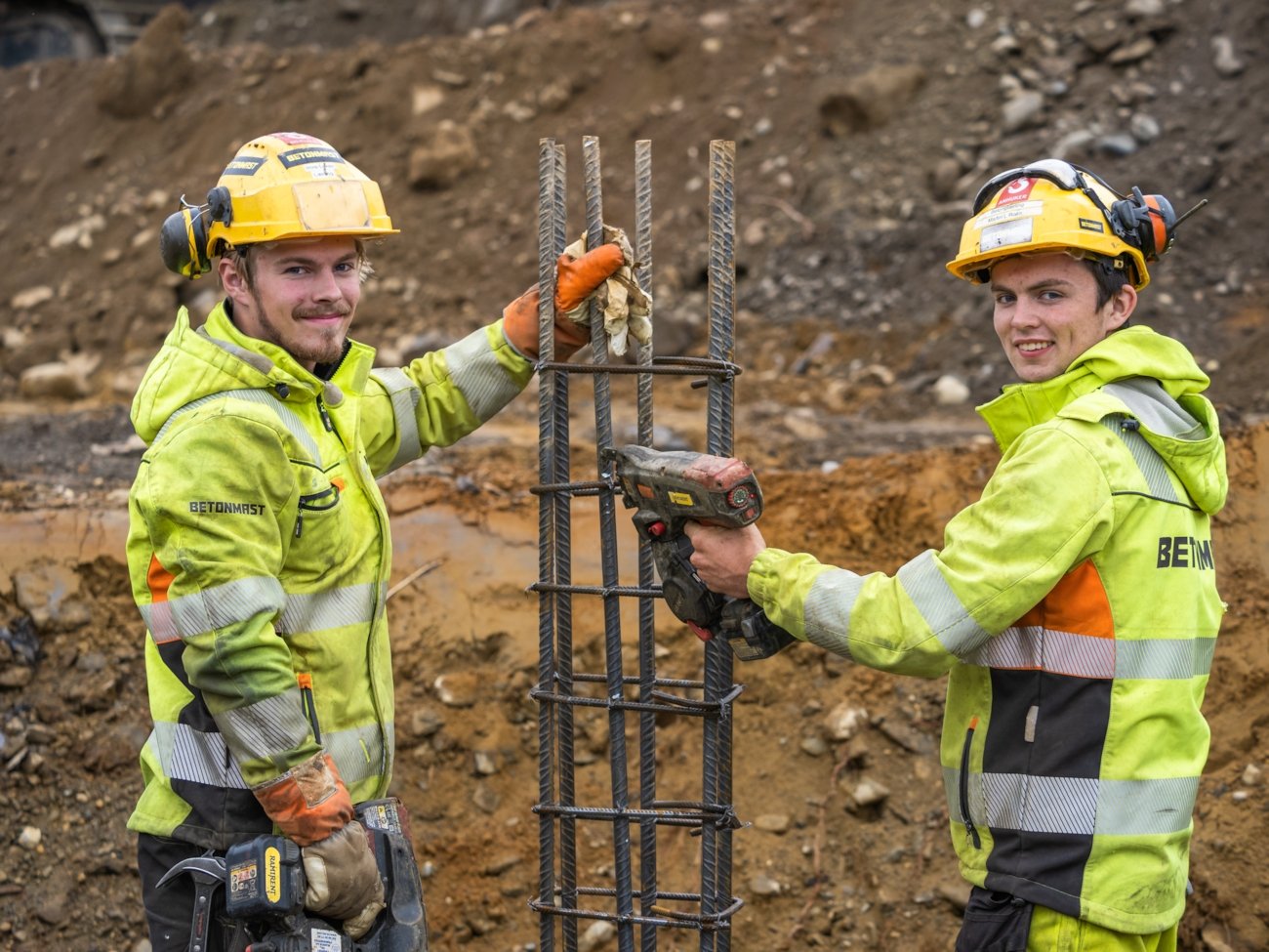 Unge arbeidere på byggeplass