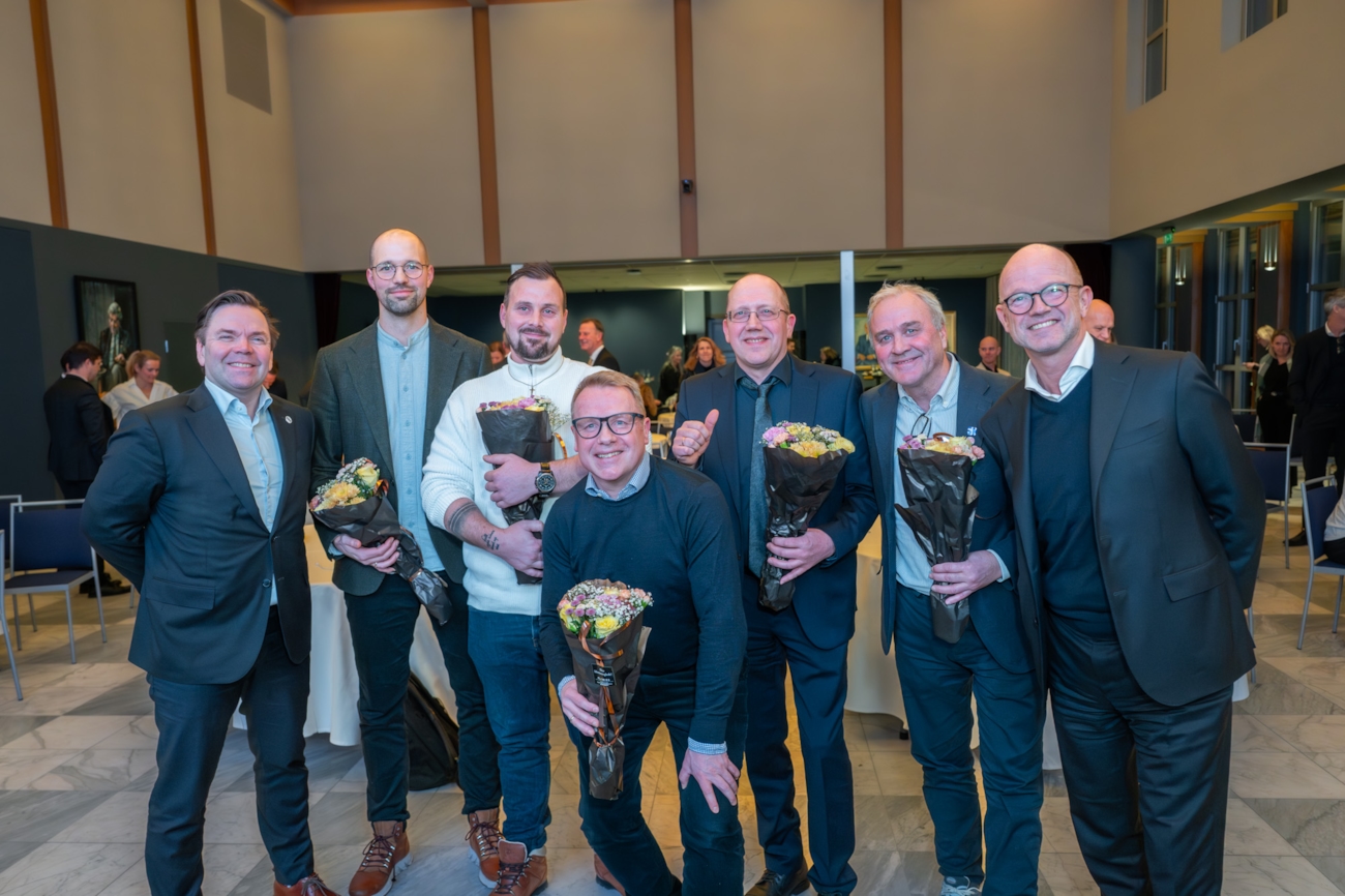 Her er vinnerne fra Skanska flankert av NHO-sjef Ole Erik Almlid (til høyre) og EBA-sjef Audun Blegen (til venstre). I midten ser vi Henning Fjeldheim, Øyvind Lekven, Andreas Olaus Harstad, Finn Roar Vågan og Anders Geirsta.