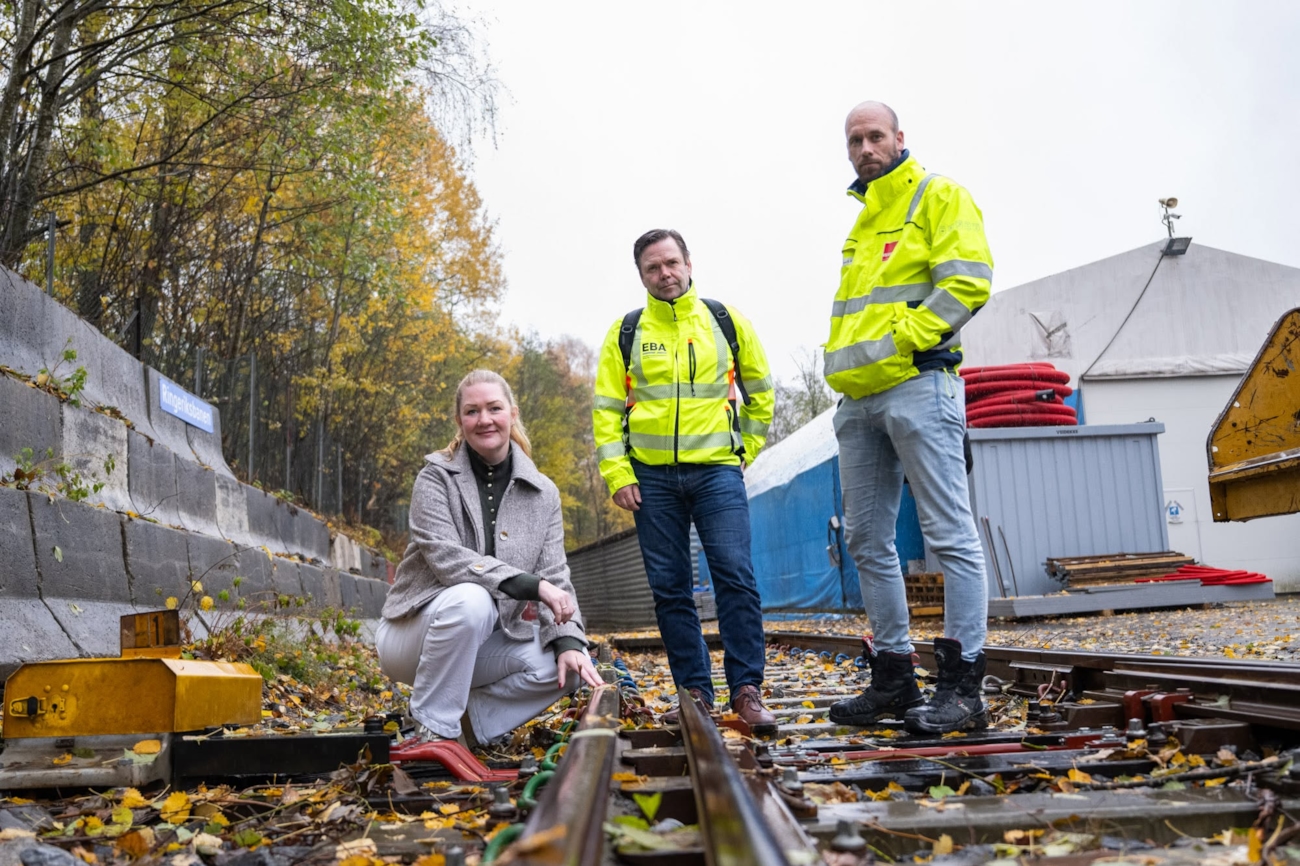 Stortingsrepresentant Anne Lise Fredlund (SV) besøkte torsdag 22. oktober Veidekkes anlegg på Skui, hvor hun møtte leder for Veidekke Bane, Magnus Sutherland Kristensen. Temaet var den krevende situasjonen for jernbaneentreprenørene og behovet for økte bevilgninger til vedlikehold og fornyelse av jernbanen.