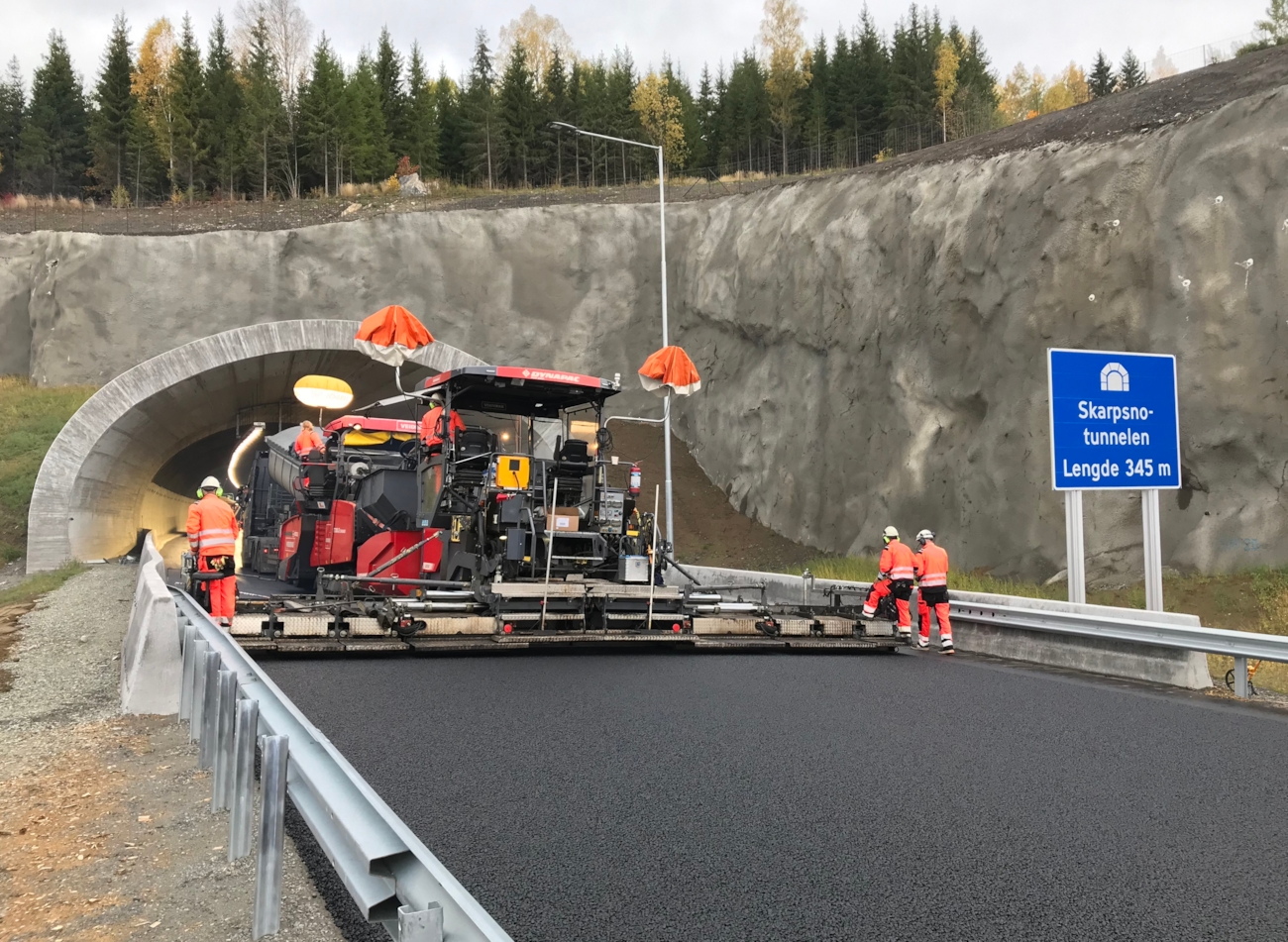 Nå viser nye tall fra Entreprenørforeningen Bygg og Anlegg (EBA) viser at asfaltproduksjonen i Norge har falt fra nær 8 millioner tonn i toppårene før pandemien til rundt 5 millioner tonn i 2025. Det tilsvarer en nedgang på nær 40 prosent.