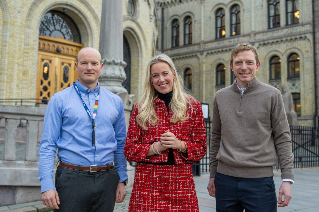 Fra venstre: Simen Kjøllmoen (Skanska), Gina Marie Qvale (EBA) og Ivar Sletta (Veidekke) møtte stortingsrepresentant Anne Kristine Linnestad fra transport- og kommunikasjonskomiteen på Stortinget.