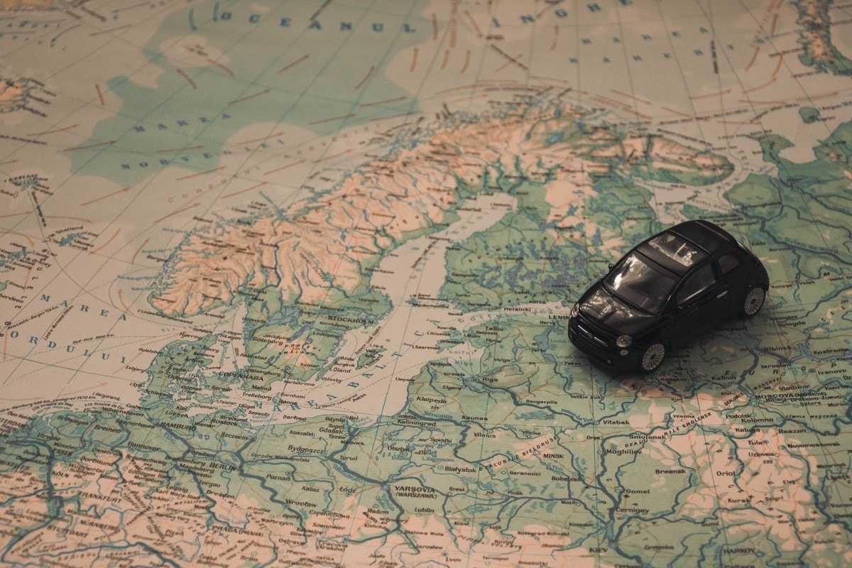 Kart over Scandinavia med lekebil på
