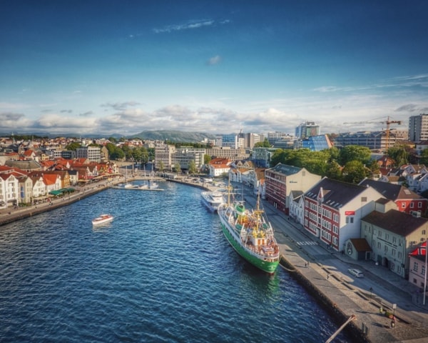 Vågen i Stavanger i solskinn fra luften.