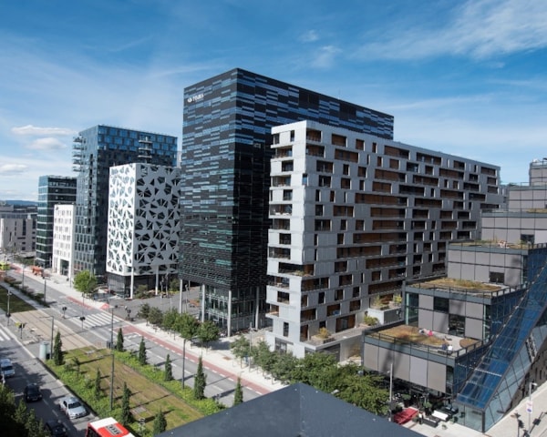 Oslo i solskinn, fokus på barcode og jernbanelinjene