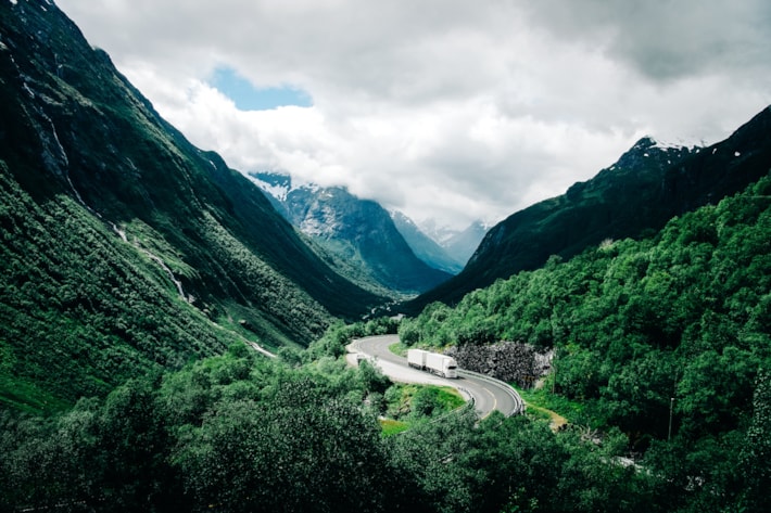 Bilde av en finger som peker på et kart